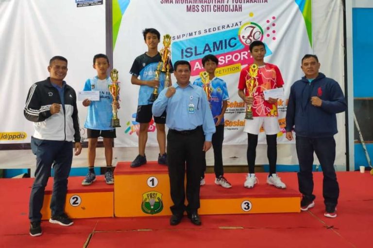 Juara 1 Turnamen Badminton Tunggal Putra  seDIY – Jateng