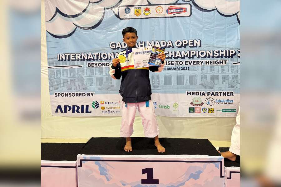 Juara 1 Singgle dan Beregu Gajahmada Open International Championship